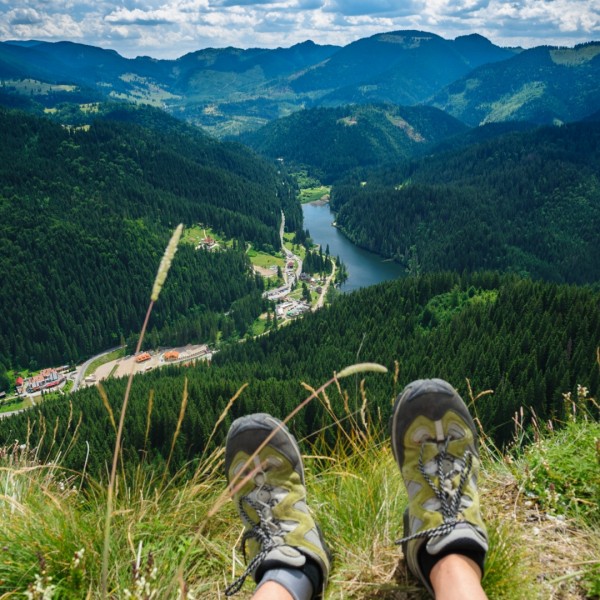 Der-Berg-ruft-Begleiter-auf-einer-Wanderung